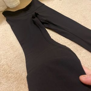 NEVER WORN Lululemon Wunder Under Size 2 28"